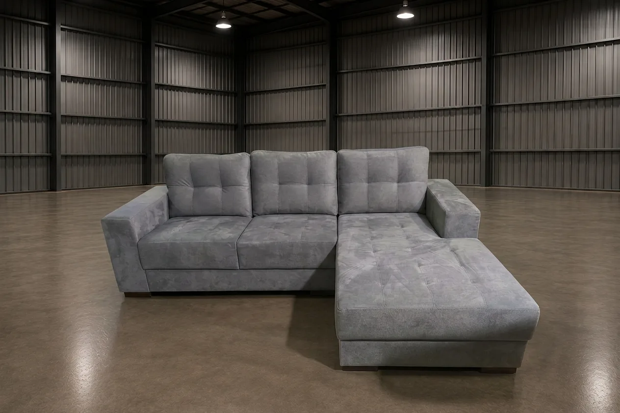 Sofá com chaise e baú revestido em suede cinza